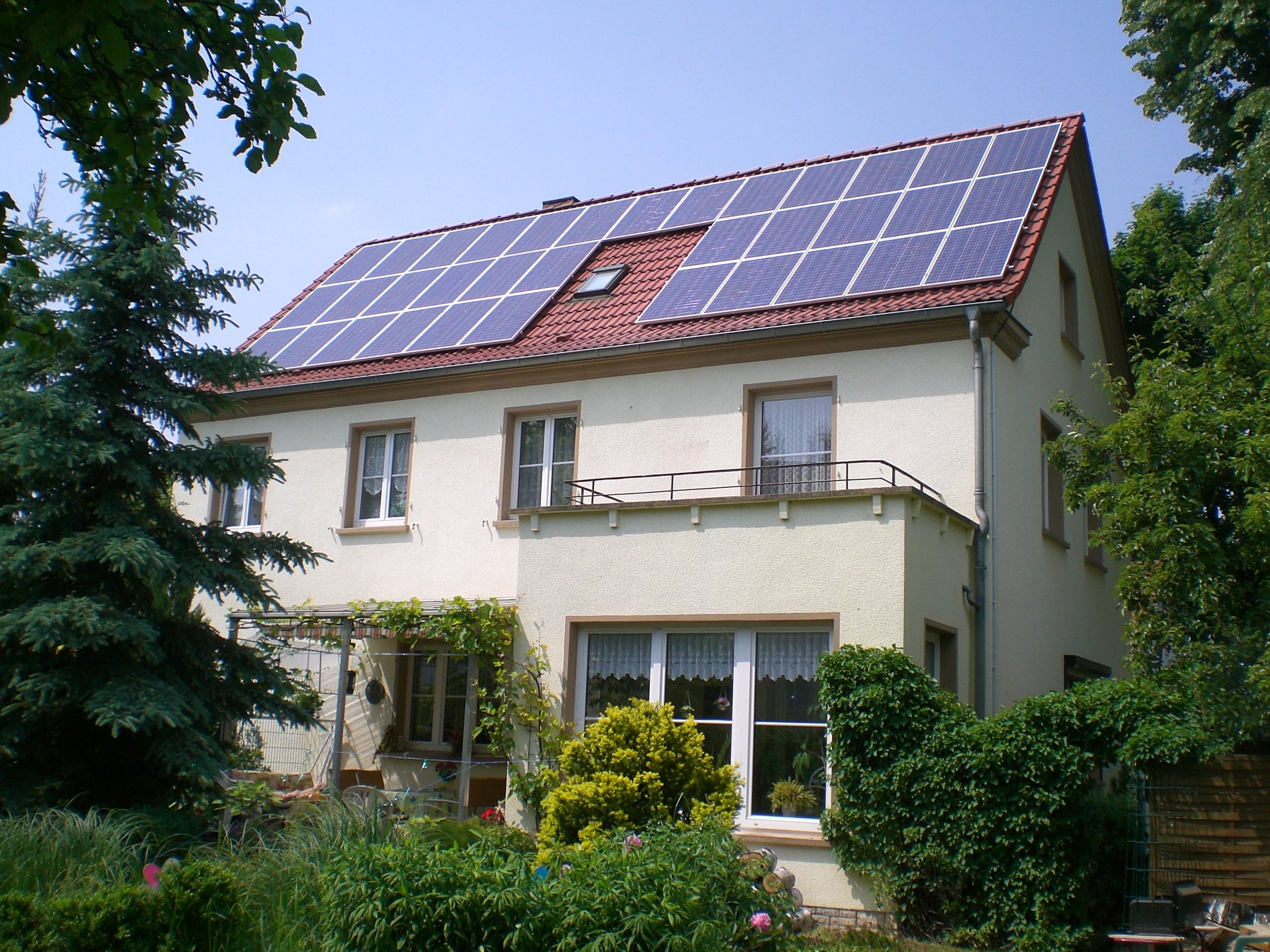 随着光伏电站的大规模扩建,电站建设所需土地资源不足,电站综合收益有